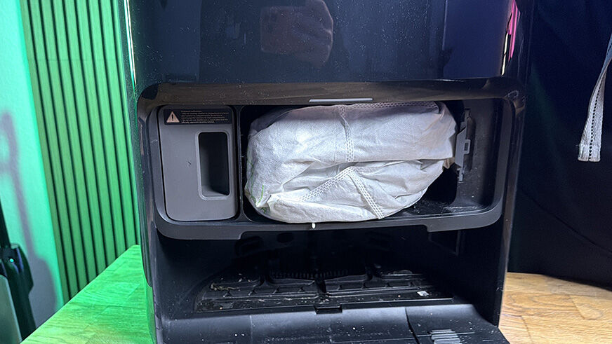 Der Einweg-Staubbeutel des MOVA Z60 Ultra in der Service Station.